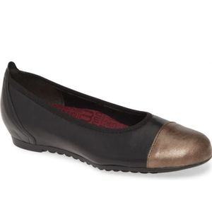Munro black leather flats w/brushed gold cap toe. High quality comfort shoes